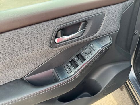 Used 2022 Nissan Rogue SV FWD image 11