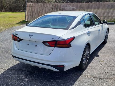 Used 2024 Nissan Altima 2.5 SV image 2