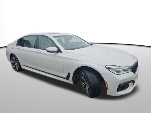 Used 2017 BMW 750i image 7