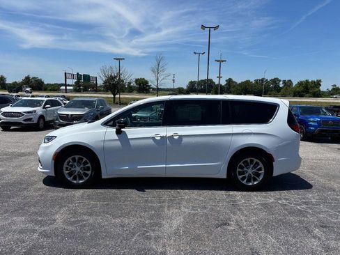 Used 2026 Chrysler Pacifica Limited FWD image 2