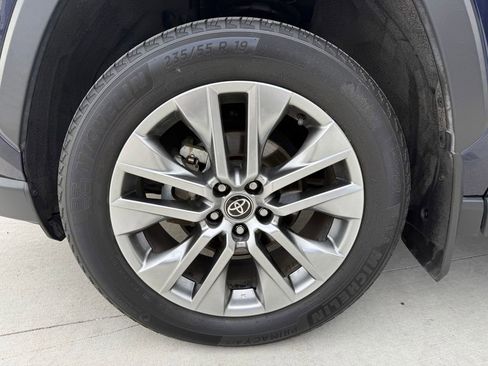 Used 2023 Toyota RAV4 XLE Premium image 9