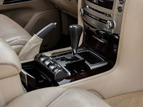 Used 2013 Lexus LX 570 4WD w/ Luxury Pkg image 28