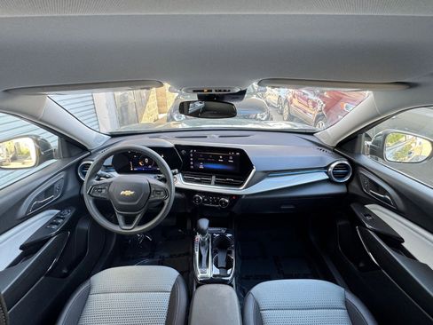 Used 2025 Chevrolet Trax LT image 33
