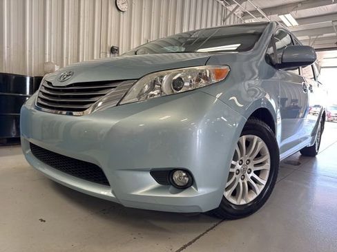 Used 2017 Toyota Sienna XLE w/ XLE Navigation Package FWD image 38
