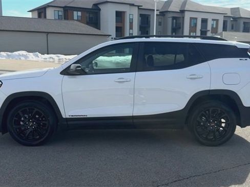 Used 2023 GMC Terrain SLE w/ Elevation Edition image 5