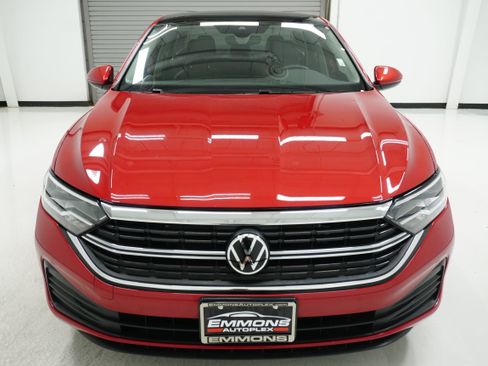 Used 2024 Volkswagen Jetta SE image 2