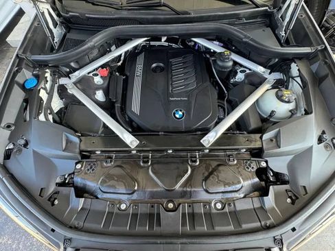 Used 2021 BMW X7 xDrive40i w/ M Sport Package AWD/4WD image 14