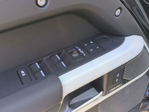 Used 2024 Land Rover Defender 110 SE image 12