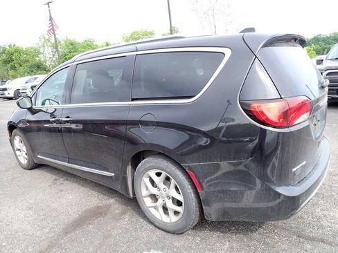 Used 2018 Chrysler Pacifica Touring-L Plus w/ Tire & Wheel Group FWD image 4