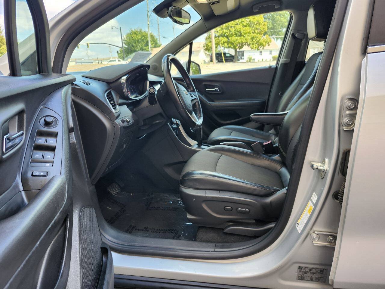 Used 2019 Chevrolet Trax LT w/ LT Convenience Package FWD image 4