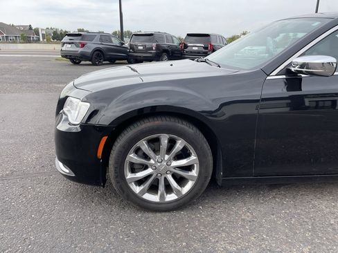 Used 2017 Chrysler 300 C image 10