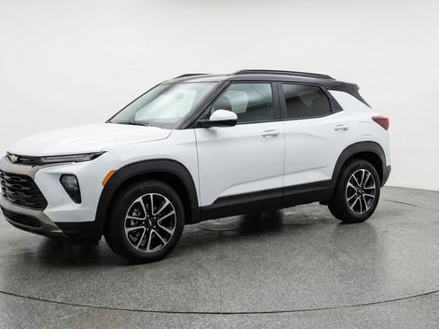 Used 2025 Chevrolet TrailBlazer LT image 3