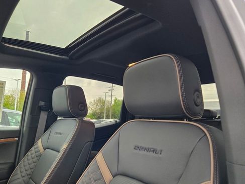 New 2026 GMC Canyon Denali w/ LPO, Denali Black Edition AWD/4WD image 5