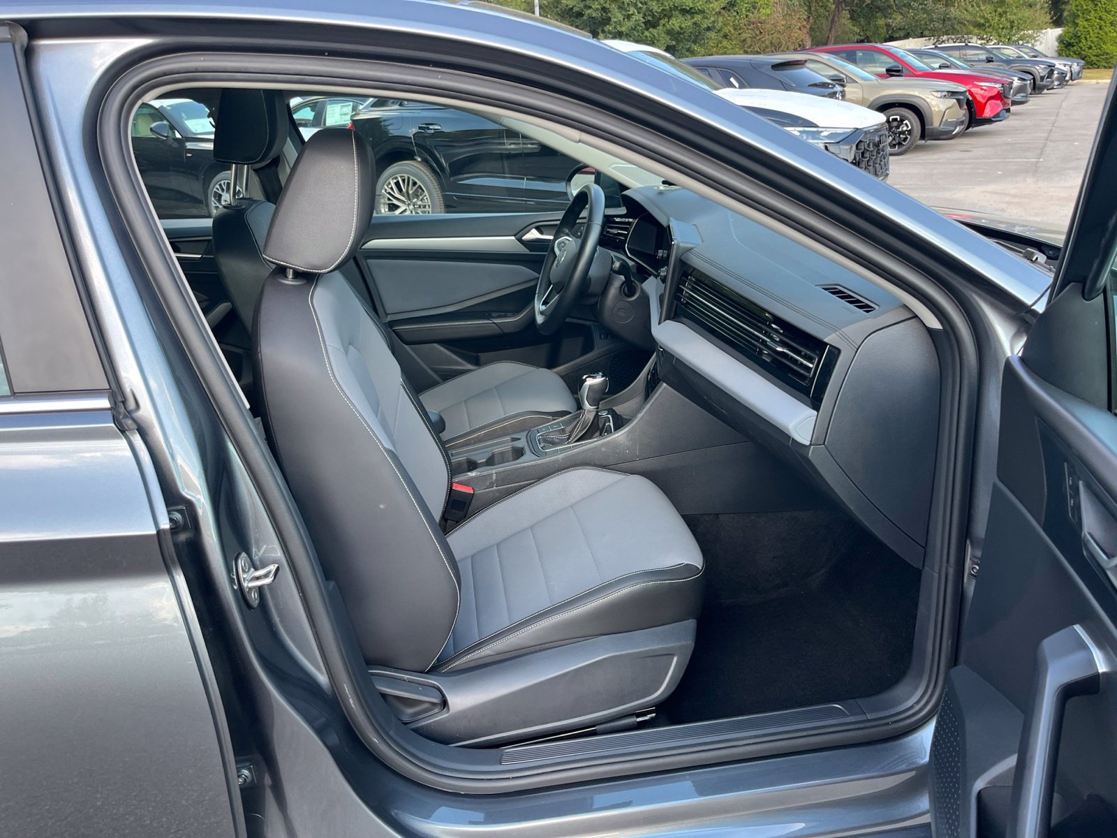 Certified 2025 Volkswagen Jetta SE FWD image 33