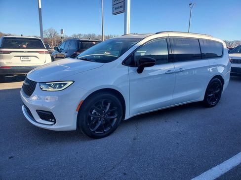 New 2026 Chrysler Pacifica Limited image 1