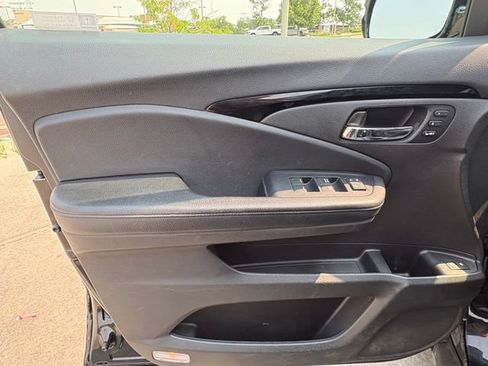 Used 2019 Honda Pilot Touring image 12