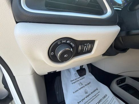 Used 2024 Chrysler Pacifica Touring-L FWD image 41