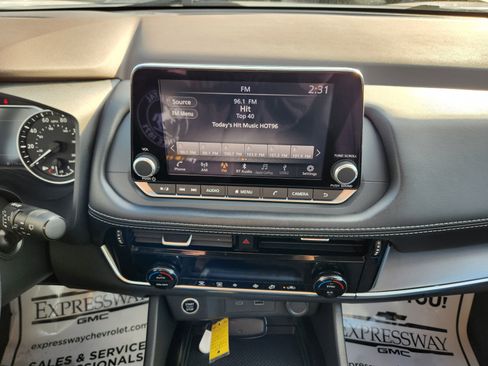 Used 2023 Nissan Rogue SV image 18