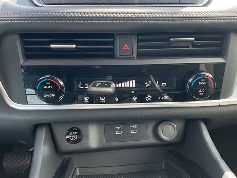 Used 2025 Nissan Rogue SV FWD image 25