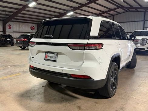 Used 2023 Jeep Grand Cherokee Altitude AWD/4WD image 6