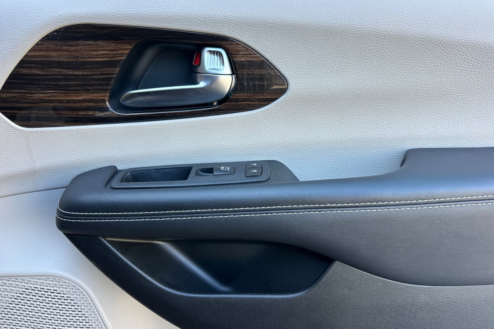 Used 2023 Chrysler Pacifica Limited FWD image 23