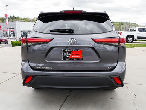 Used 2023 Toyota Highlander LE FWD image 7