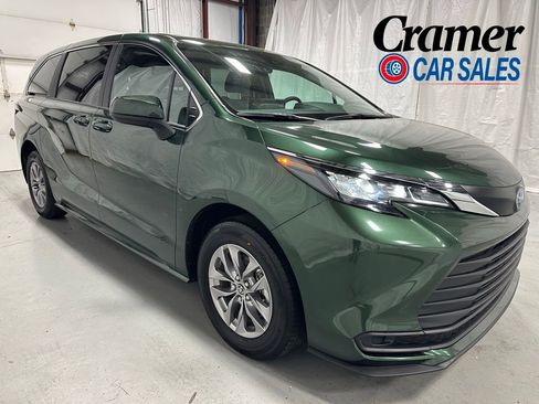 Used 2025 Toyota Sienna LE FWD image 1