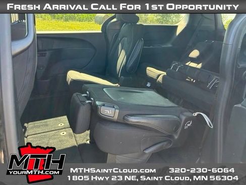 Used 2023 Chrysler Pacifica Touring FWD image 10