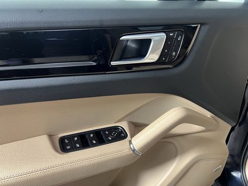 Certified 2022 Porsche Cayenne Platinum Edition w/ Premium Package Plus image 28