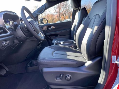 New 2026 Chrysler Pacifica Select image 23