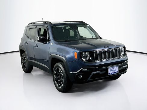 Used 2023 Jeep Renegade Latitude w/ Sun/Sound Group AWD/4WD image 3