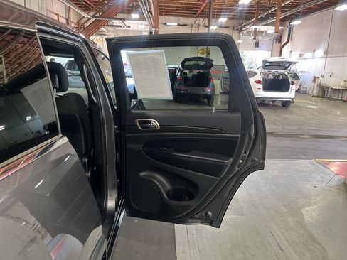 Used 2017 Jeep Grand Cherokee Laredo w/ Quick Order Package 23E AWD/4WD image 24