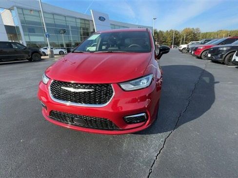 Used 2025 Chrysler Pacifica Select image 3