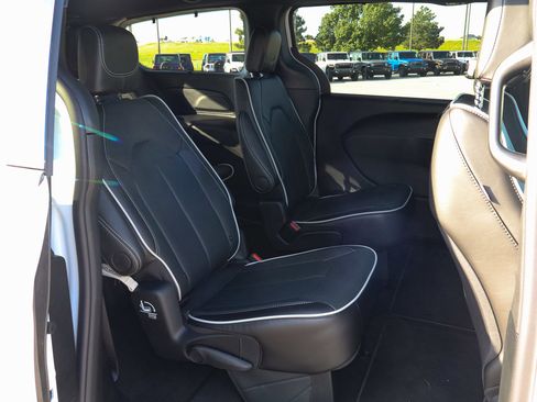 New 2027 Chrysler Pacifica Limited AWD/4WD image 27