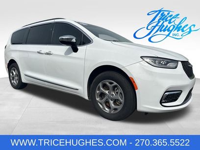 Used 2023 Chrysler Pacifica Limited w/ Uconnect Theater Family Group