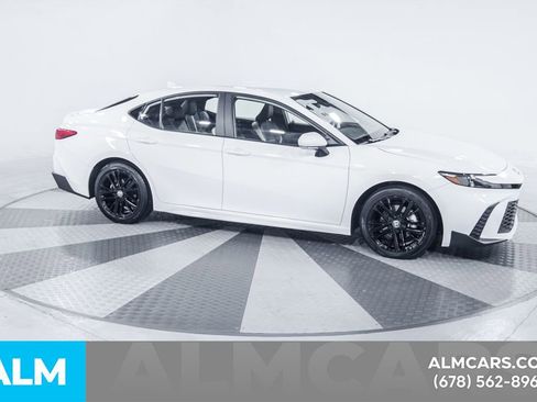 Used 2025 Toyota Camry SE image 13