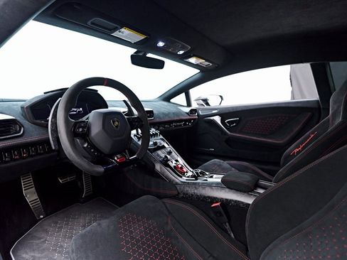 Used 2018 Lamborghini Huracan Performante image 2