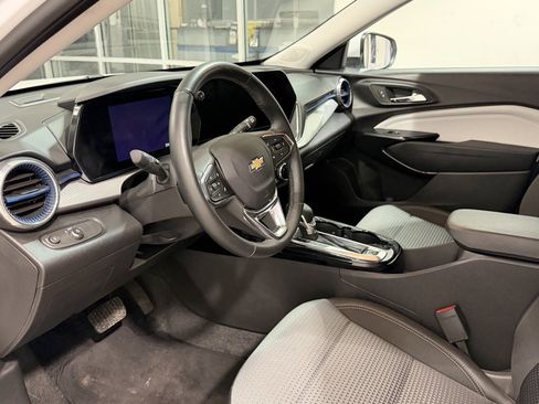 Used 2025 Chevrolet Trax LT w/ LT Convenience Package image 8