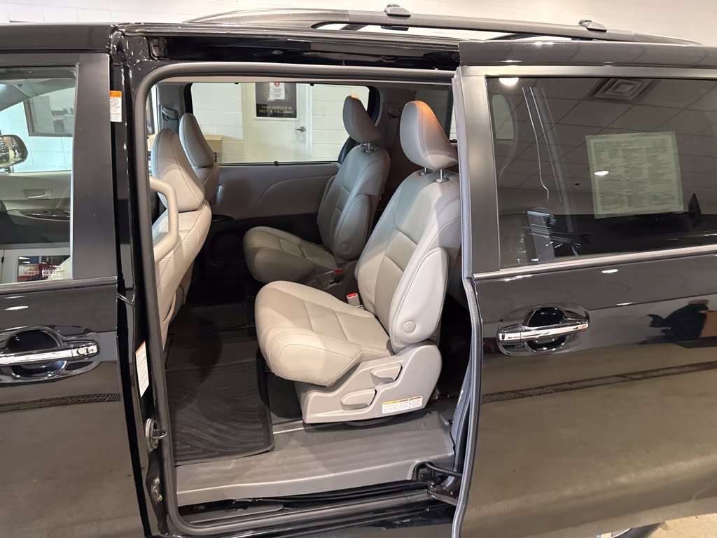 Used 2020 Toyota Sienna XLE w/ XLE Navigation Package AWD/4WD image 21