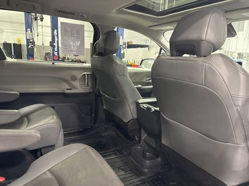 Used 2024 Toyota Sienna Limited image 32