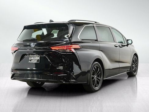 Used 2024 Toyota Sienna XSE FWD image 5