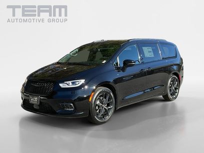 New 2026 Chrysler Pacifica Select w/ S Appearance Package