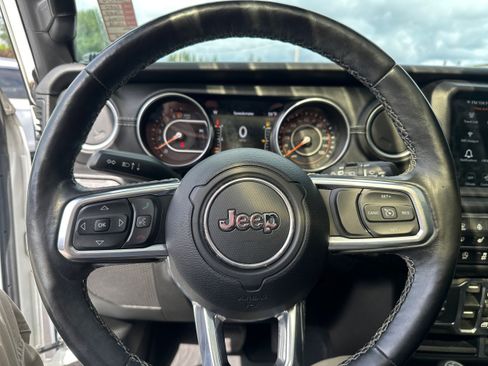 Used 2020 Jeep Wrangler Unlimited Sahara w/ Uconnect 4C Nav & Sound Group AWD/4WD image 17