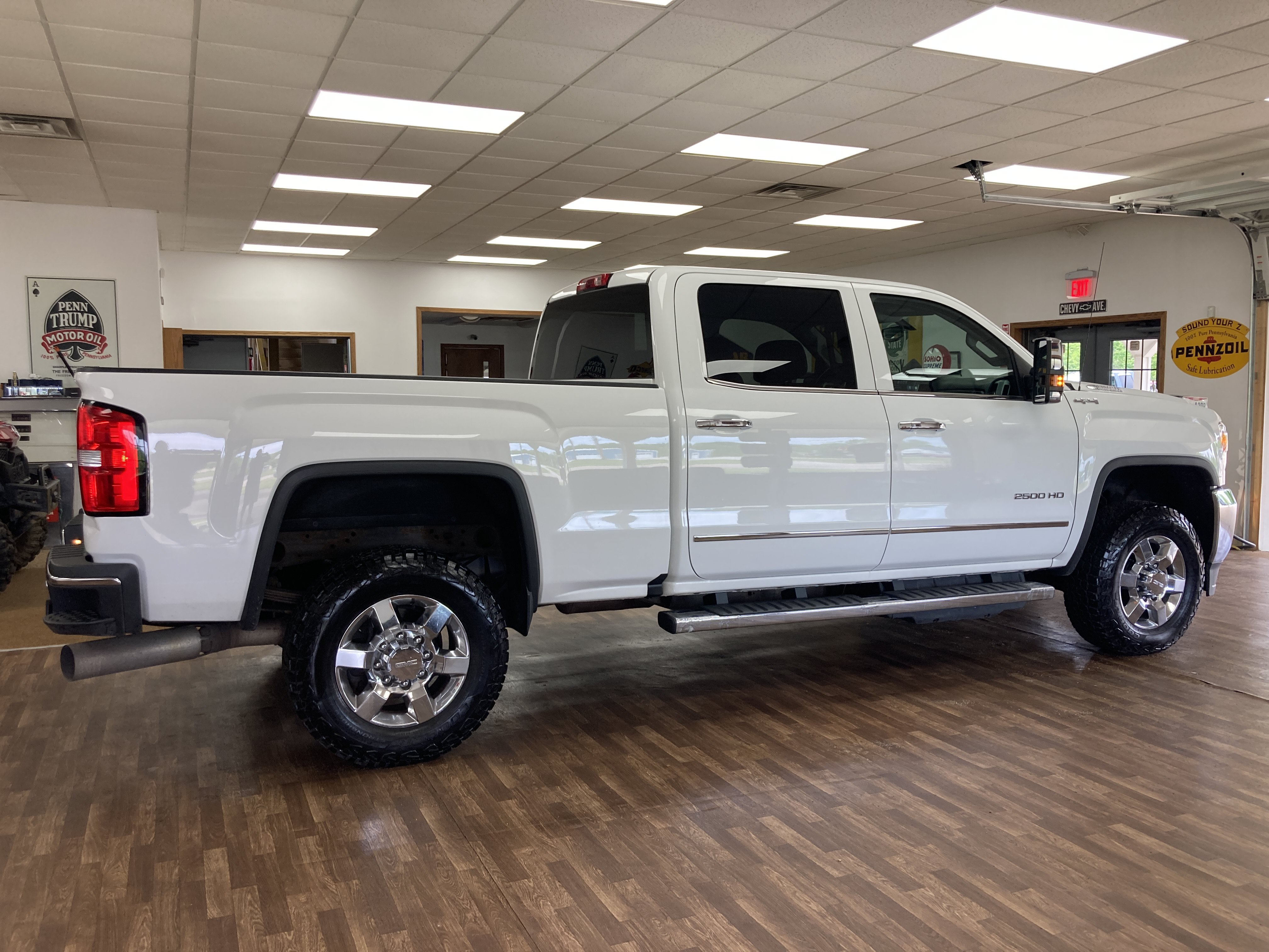 Used 2019 GMC Sierra 2500 SLT w/ Duramax Plus Package AWD/4WD image 6