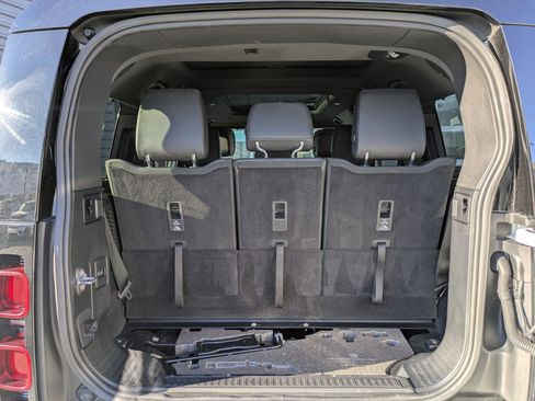 Used 2023 Land Rover Defender 130 X-Dynamic SE image 29