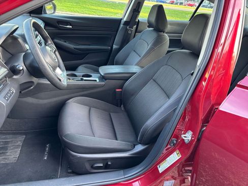 Used 2025 Nissan Altima 2.5 SV FWD image 31
