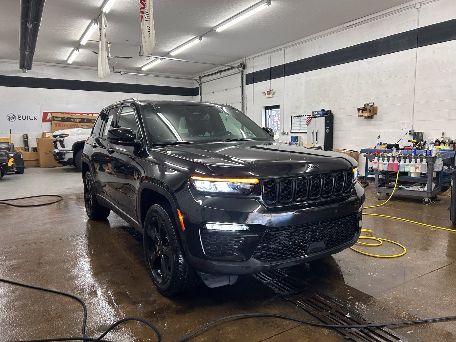 Used 2025 Jeep Grand Cherokee Limited w/ Black Appearance Package AWD/4WD image 9