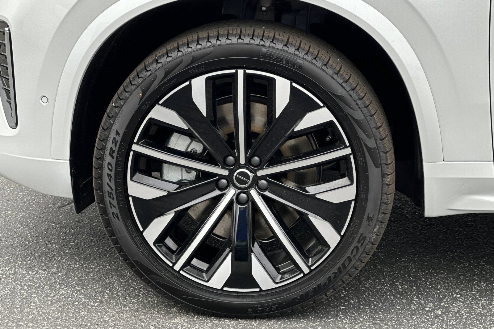 New 2025 Volvo XC90 T8 Plus w/ Protection Package Premier AWD/4WD image 27