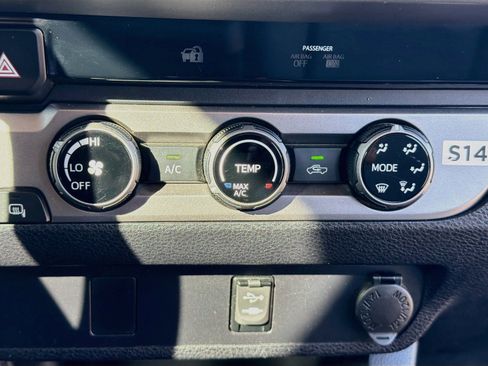 Used 2016 Toyota Tacoma SR5 RWD image 11