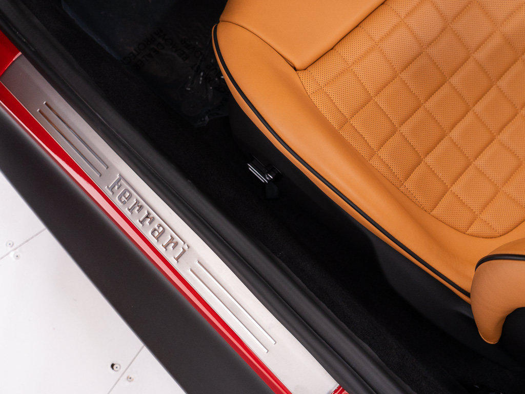 Used 2025 Ferrari Roma Spider RWD image 20